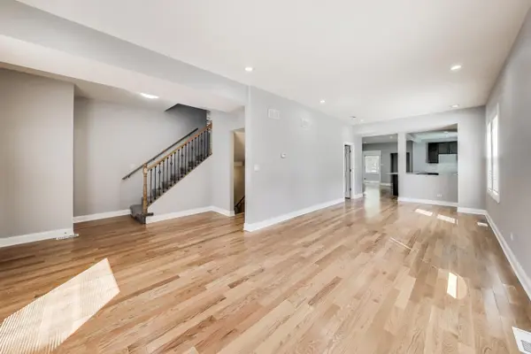 5828 W Iowa ST, Chicago, IL 60651