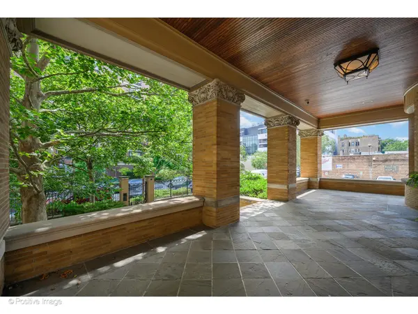 536 W Barry AVE, Chicago, IL 60657