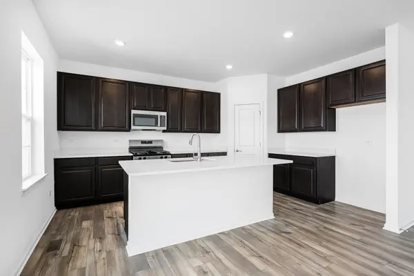 417 Hathaway LN, Oswego, IL 60543