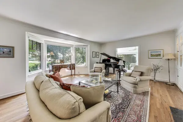 1295 Sunview LN, Winnetka, IL 60093