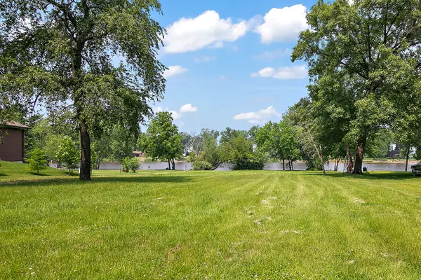 5844 Muriel LN, St. Anne, IL 60964
