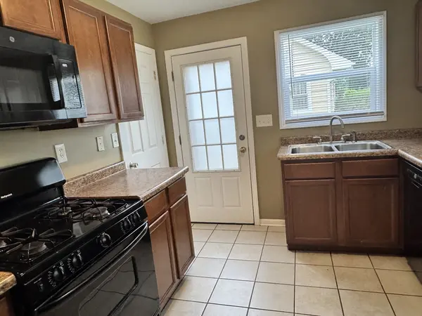 16 S Clifton AVE, Elgin, IL 60123