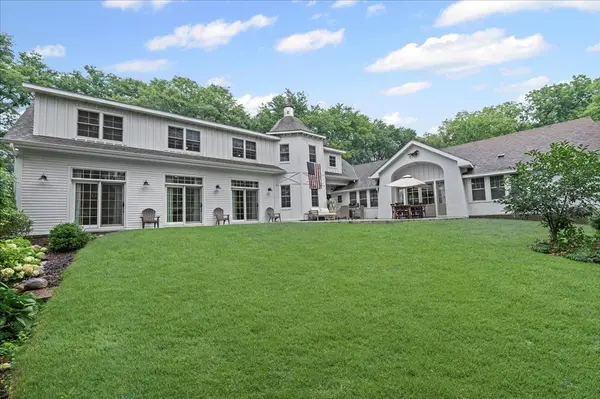 204 Country Commons RD, Trout Valley, IL 60013