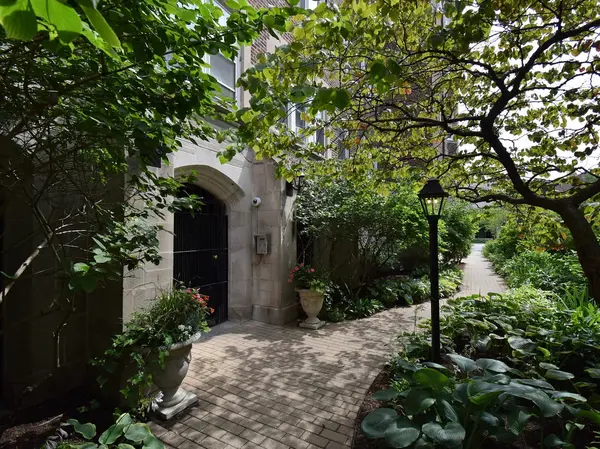 6336 N Sheridan RD #5B, Chicago, IL 60660