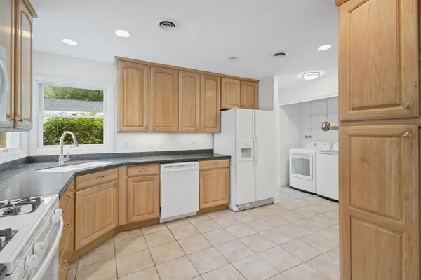 837 E Rockland RD, Libertyville, IL 60048