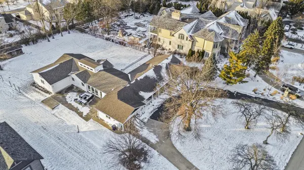 2390 White Oak DR, Northbrook, IL 60062