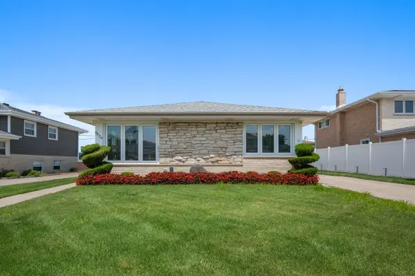 8426 W Betty TER, Niles, IL 60714