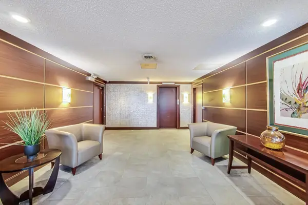 2046 Saint Johns AVE #4b, Highland Park, IL 60035