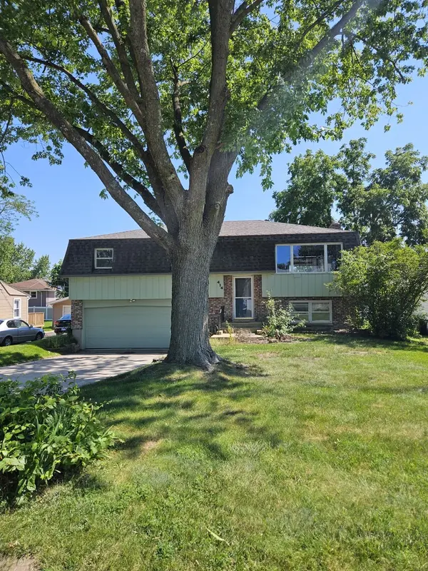 414 Cedar ST, Lake In The Hills, IL 60156