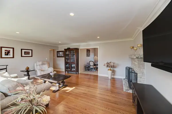 6 Meadowood DR, Oak Brook, IL 60523