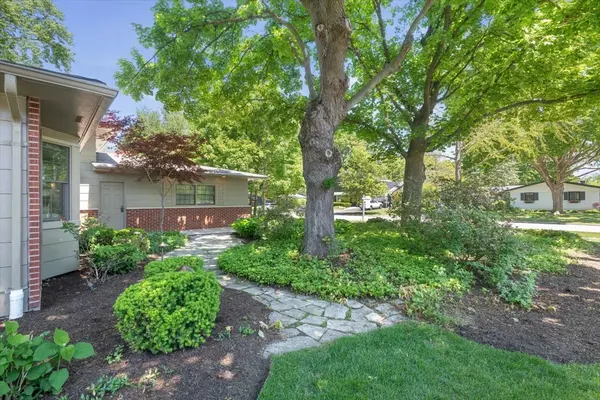 725 Kenwood AVE, Libertyville, IL 60048
