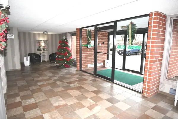 1S045 Spring RD #H2, Oakbrook Terrace, IL 60181