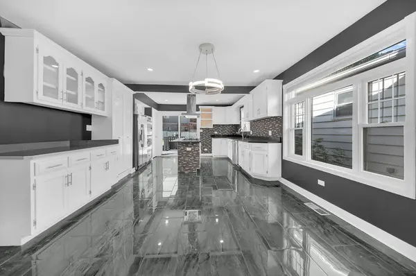 7515 W DOUGLAS AVE, Summit, IL 60501