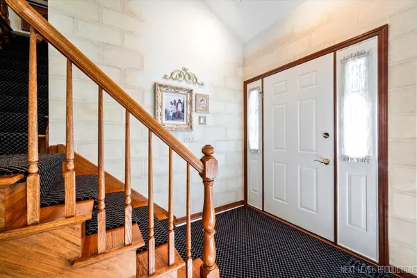 1919 Waverly CIR, St. Charles, IL 60174