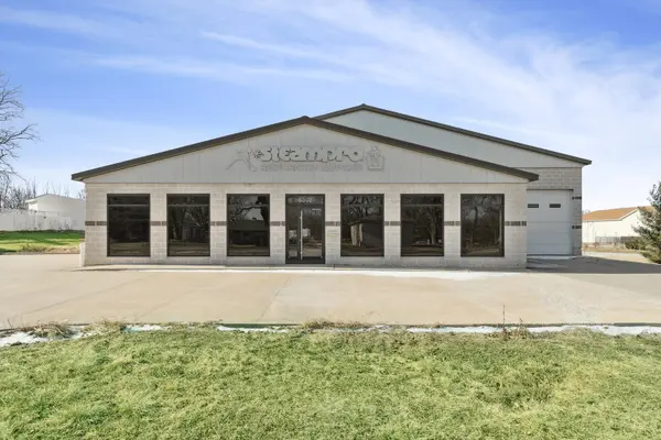 5002 N Pine ST, Davenport, IA 52806