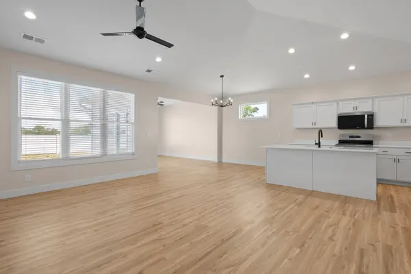 7 FRANK CT, Leclaire, IA 52753