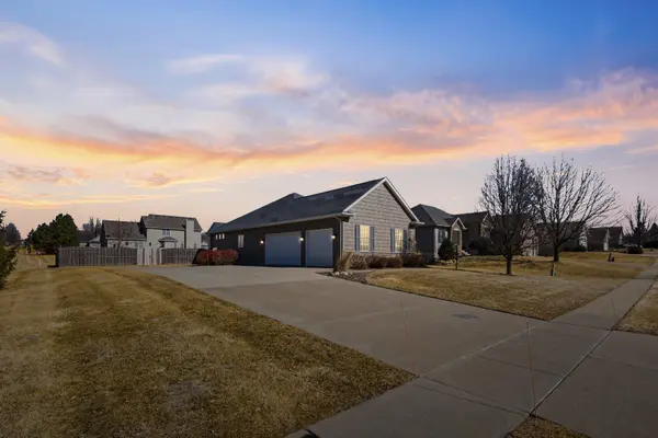 3366 Field Sike DR, Bettendorf, IA 52722