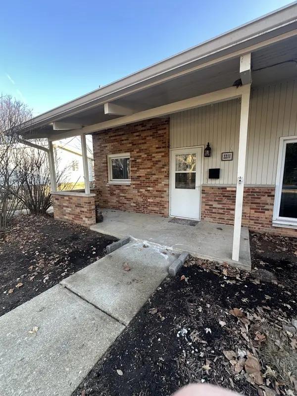 2211 Benjamin LN, Bloomington, IL 61701