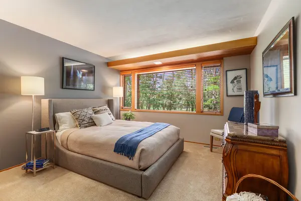 1200 Regency LN, Lake Forest, IL 60045