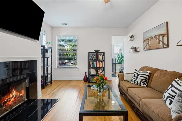 5935 N Magnolia AVE #1, Chicago, IL 60660