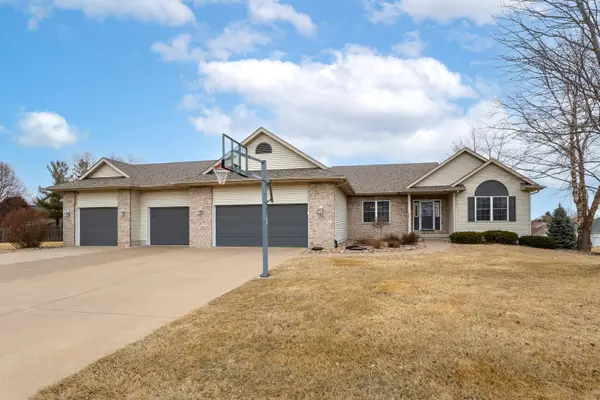 5280 Kristi LN, Bettendorf, IA 52722