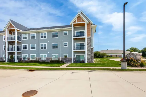 2592 Middle RD #120, Bettendorf, IA 52722