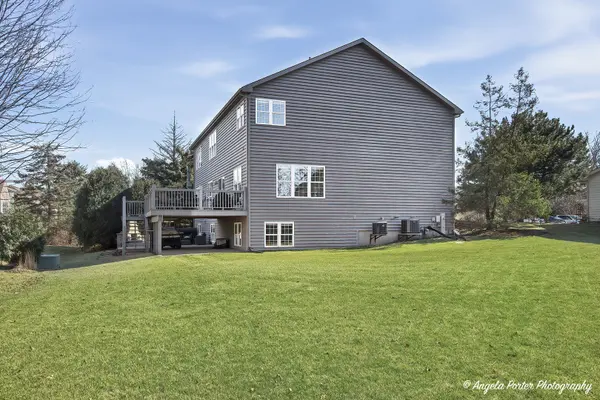 9 Laurel Valley CT, Lake In The Hills, IL 60156
