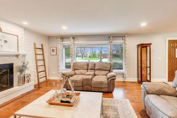 2822 N Brighton PL, Arlington Heights, IL 60004