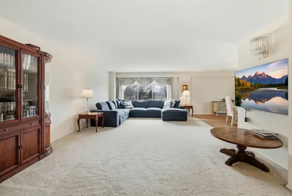 6933 N Kedzie AVE #202, Chicago, IL 60645