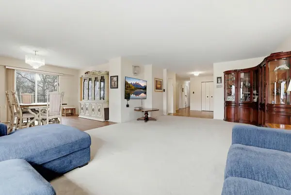 6933 N Kedzie AVE #202, Chicago, IL 60645