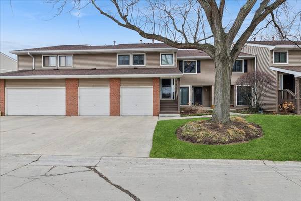 223 Winding Oak LN, Buffalo Grove, IL 60089