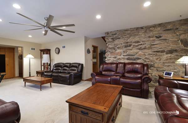 20W371 Diversey AVE, Addison, IL 60101