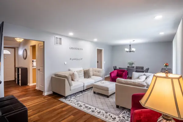 648 Dauphine CT #D, Elk Grove Village, IL 60007