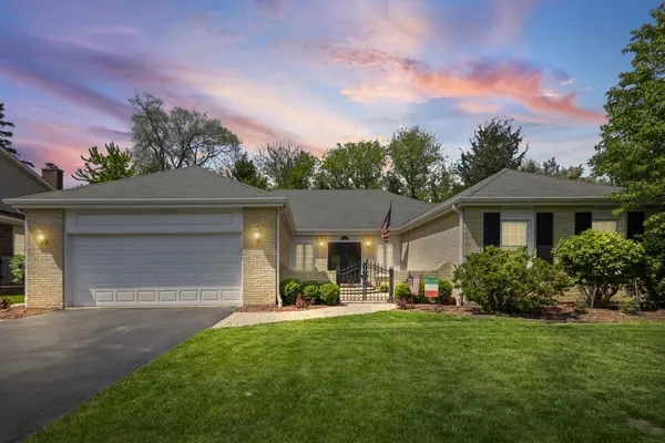 1132 Pine Tree LN, Libertyville, IL 60048