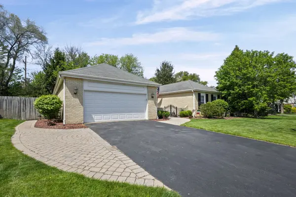 1132 Pine Tree LN, Libertyville, IL 60048