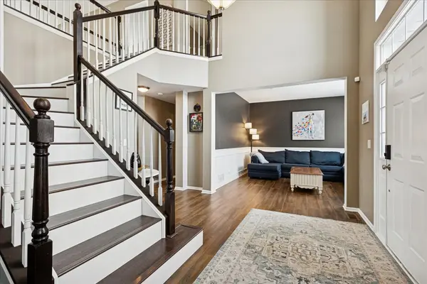 1715 White Oak LN, Hoffman Estates, IL 60192