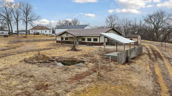 112 1st ST, Charlotte, IA 52731