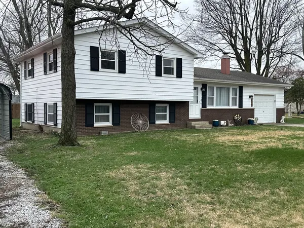 6049 E Flyers DR, Woodlawn, IL 62898