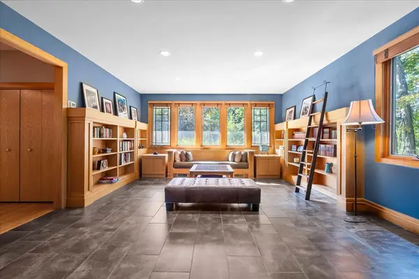 3 Hickory LN, Northbrook, IL 60062