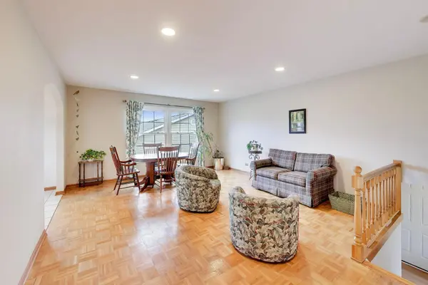 2819 N Kennicott AVE, Arlington Heights, IL 60004