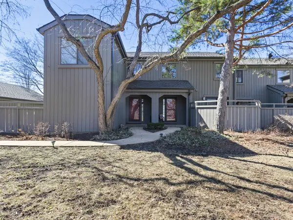 186 Shoreline RD, Lake Barrington, IL 60010