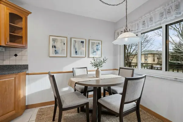 1 N Dee RD #1B, Park Ridge, IL 60068