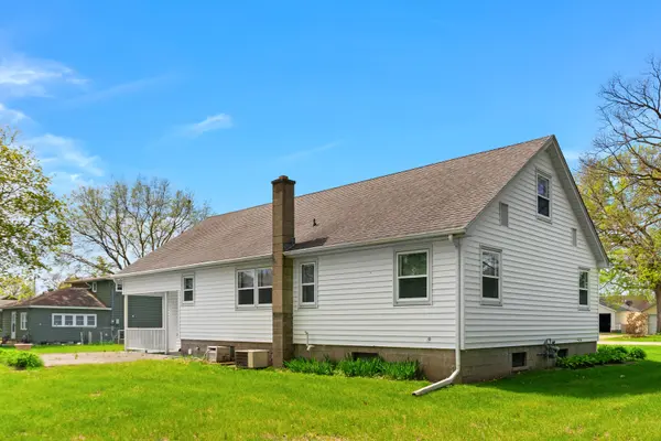 316 8th AVE, Camanche, IA 52730