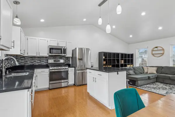 2104 Oakleaf LN, Lake Villa, IL 60046
