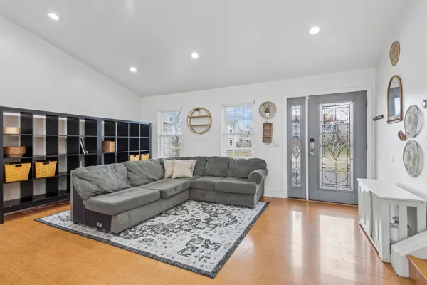2104 Oakleaf LN, Lake Villa, IL 60046