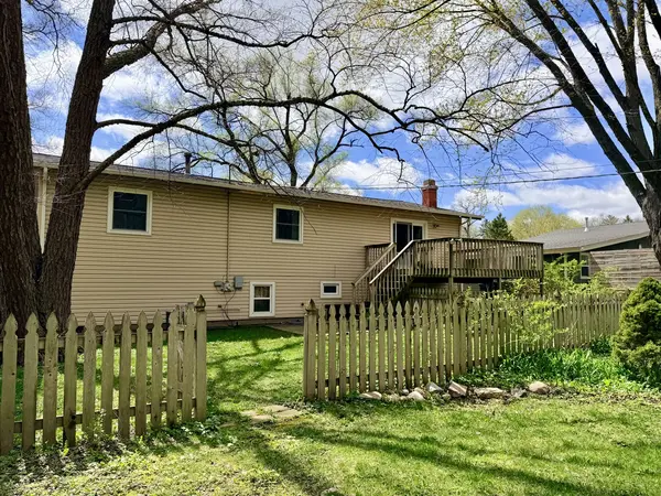 2704 Myang AVE, Mchenry, IL 60050