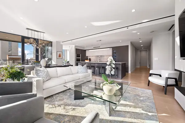 366 W Superior ST #902, Chicago, IL 60654