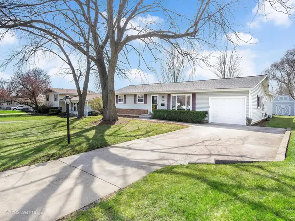 390 Arrowhead TRL, Carol Stream, IL 60188