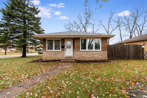 138 W Janice LN, Addison, IL 60101