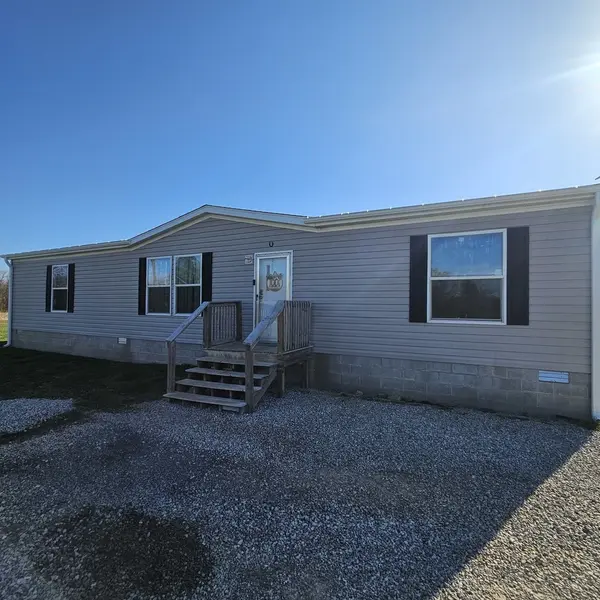 9196 N Riddle LN, Ashley, IL 62808